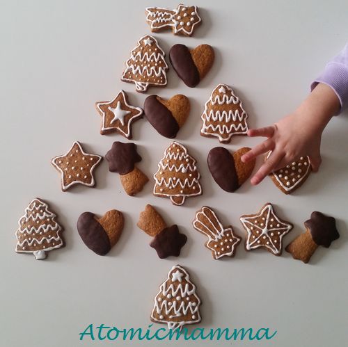 Albero di Natale con biscotti decorati