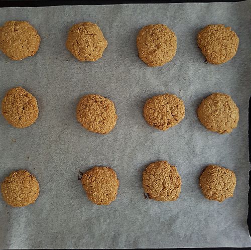 Biscotti con crema di arachidi, fiocchi d'avena e sciroppo d'acero